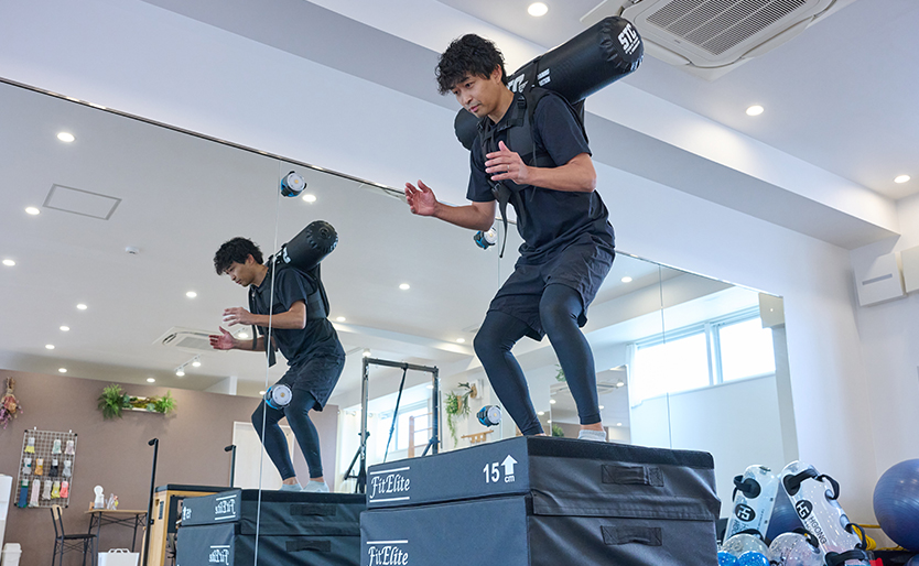 ボックスジャンプでスポーツパフォーマンス向上のトレーニングを行う様子