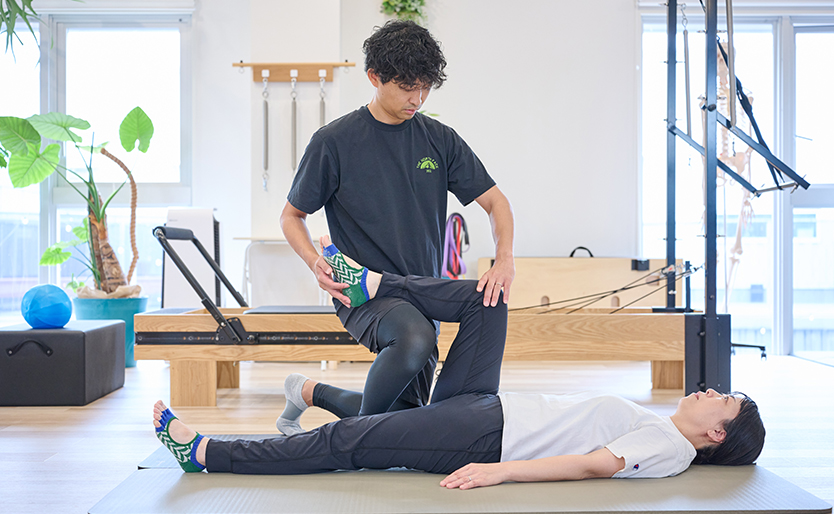 スタジオで身体の不調に合わせた動作指導を受ける様子