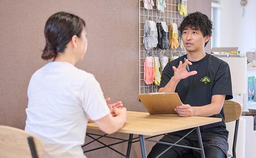 理学療法士がカウンセリングで姿勢や動作を評価している様子